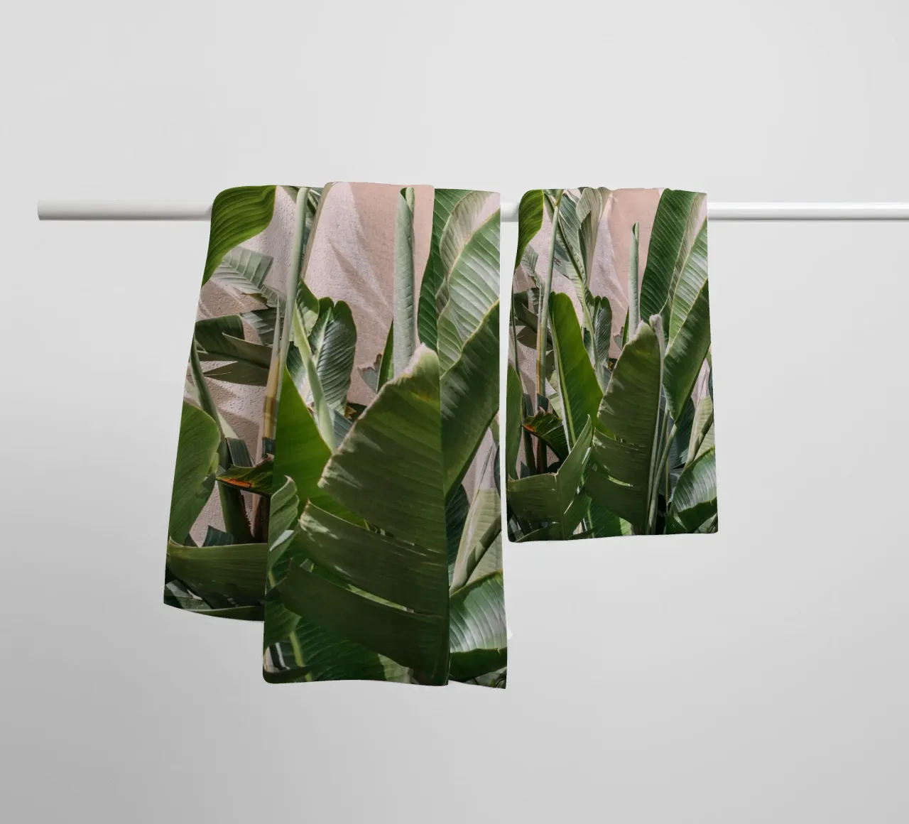 Palm Leaves Against Pink asciugamano da bagno da patiphotography