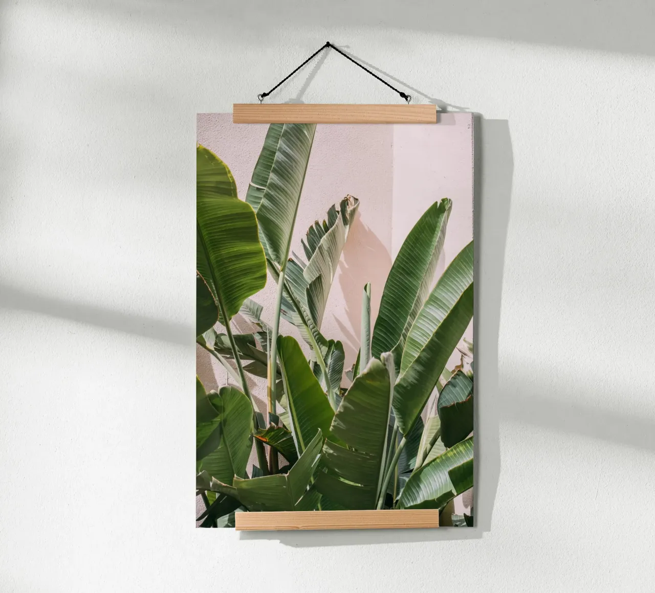 Palm Leaves Against Pink poster con telaio in legno da patiphotography