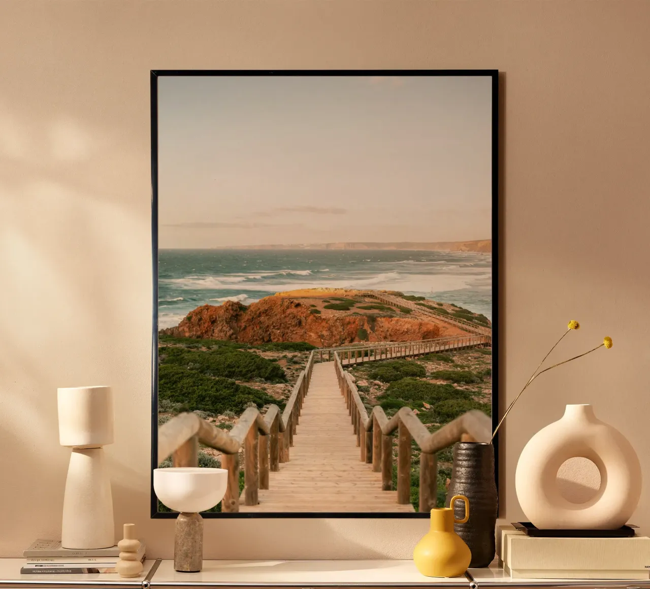 Pathway to Praia Bordeira - Algarve Portugal Travel Photo poster con telaio in plastica da Raisa Zwart Photography
