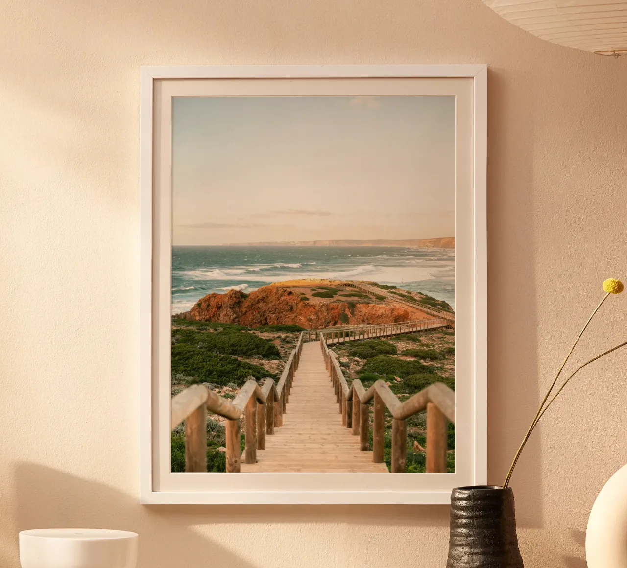 Pathway to Praia Bordeira - Algarve Portugal Travel Photo poster con telaio in plastica da Raisa Zwart Photography