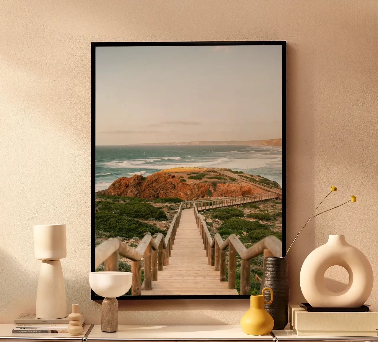 Pathway to Praia Bordeira - Algarve Portugal Travel Photo poster con telaio in plastica da Raisa Zwart Photography