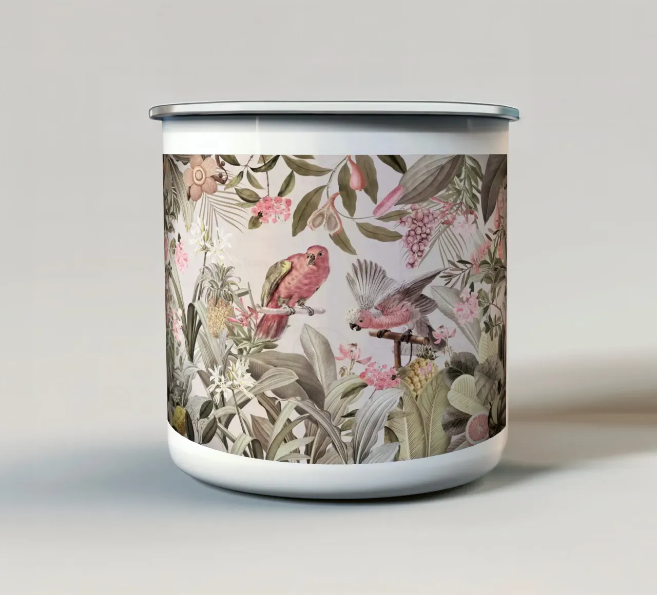 Cacatua rosa in un paesaggio di giungla rosa da safari tropicale tazza in smalto da Vintage World - Uta Naumann