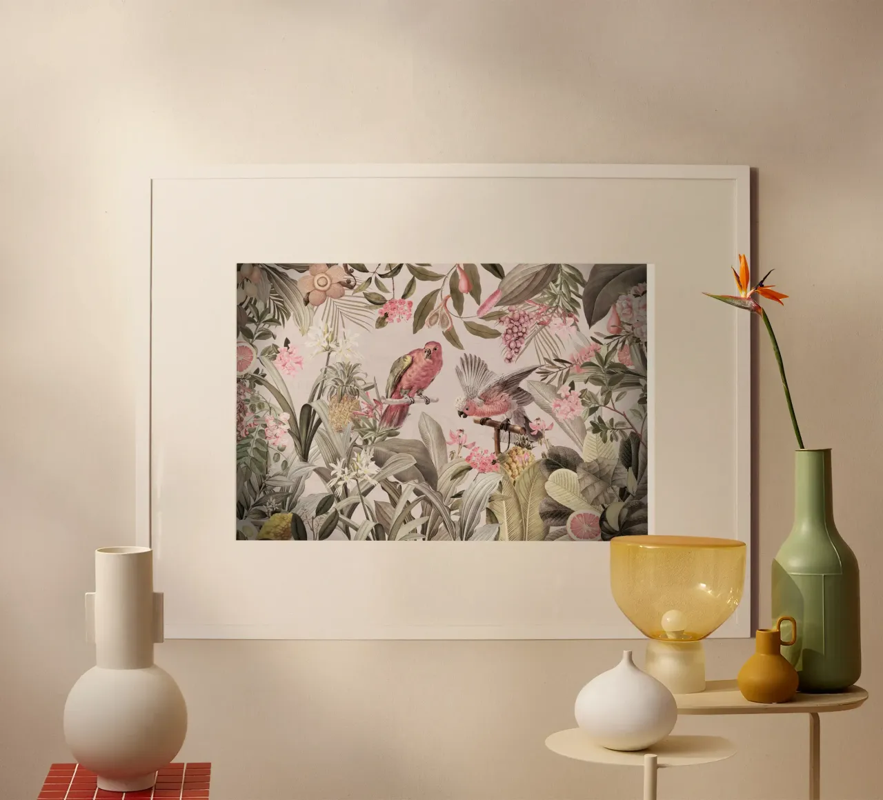 Cacatua rosa in un paesaggio di giungla rosa da safari tropicale poster con telaio in legno da Vintage World - Uta Naumann