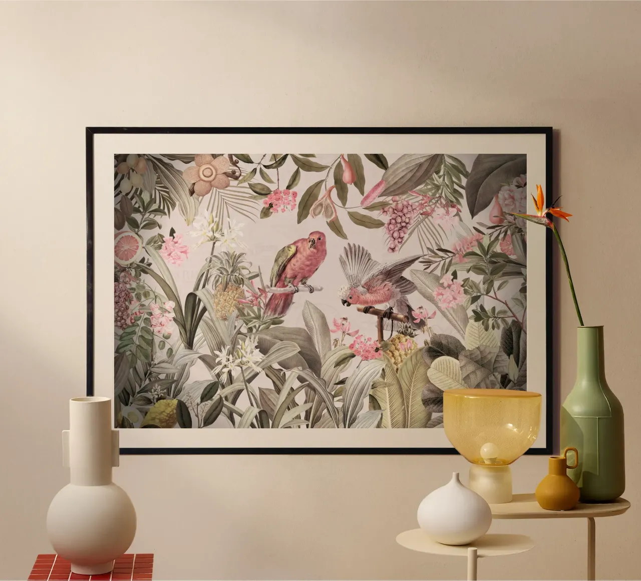 Cacatua rosa in un paesaggio di giungla rosa da safari tropicale poster con telaio in legno da Vintage World - Uta Naumann