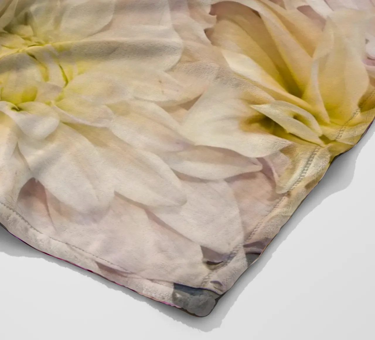 Una danza di dalie: Dalie rosa e viola coperta in pile da Curious Collections by Marielle Leenders