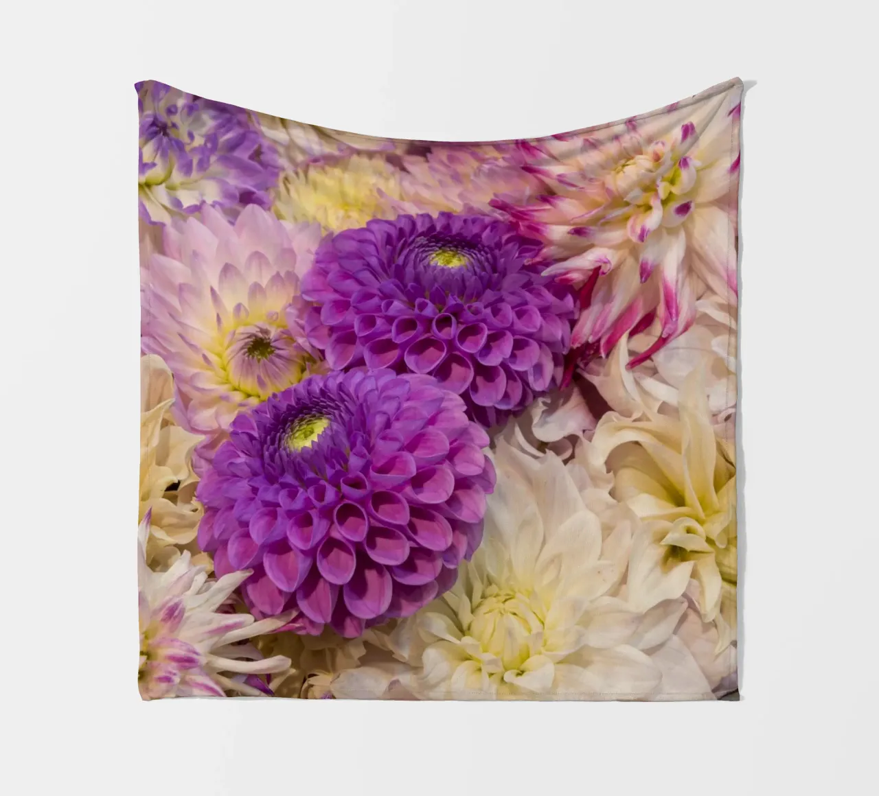 Una danza di dalie: Dalie rosa e viola coperta in pile da Curious Collections by Marielle Leenders