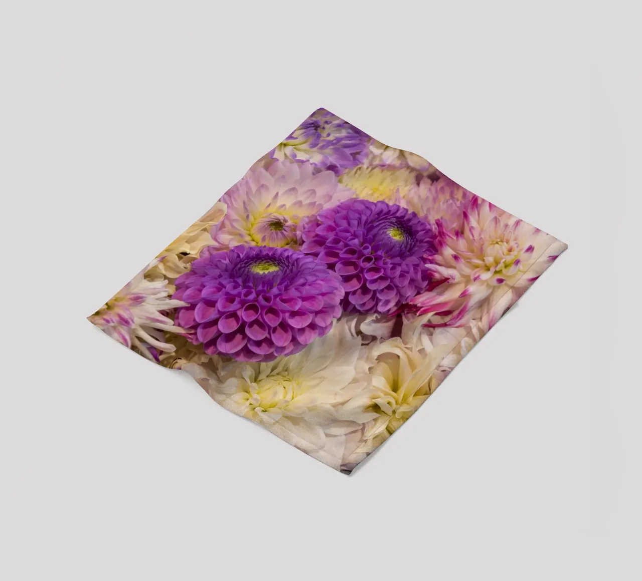 Una danza di dalie: Dalie rosa e viola coperta in pile da Curious Collections by Marielle Leenders