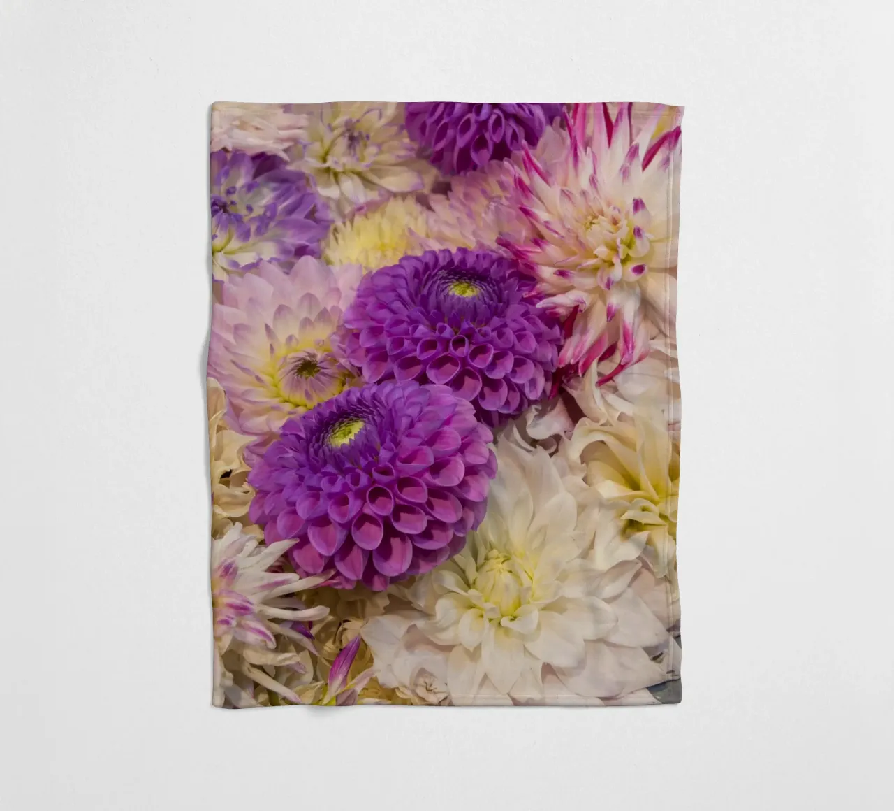 Una danza di dalie: Dalie rosa e viola coperta in pile da Curious Collections by Marielle Leenders