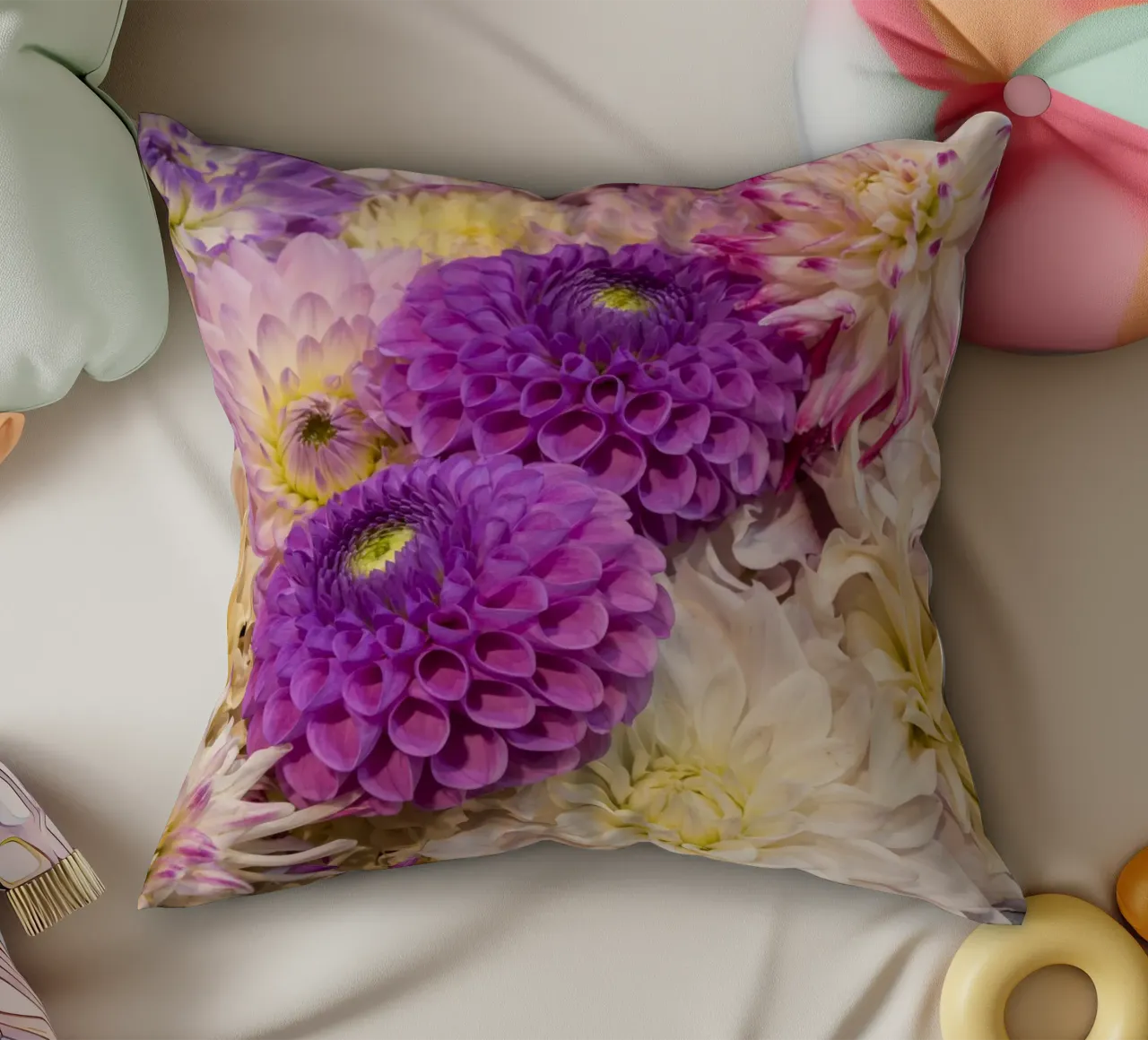 Una danza di dalie: Dalie rosa e viola cuscino da Curious Collections by Marielle Leenders