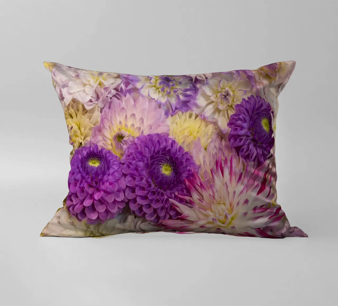 Una danza di dalie: Dalie rosa e viola cuscino da Curious Collections by Marielle Leenders