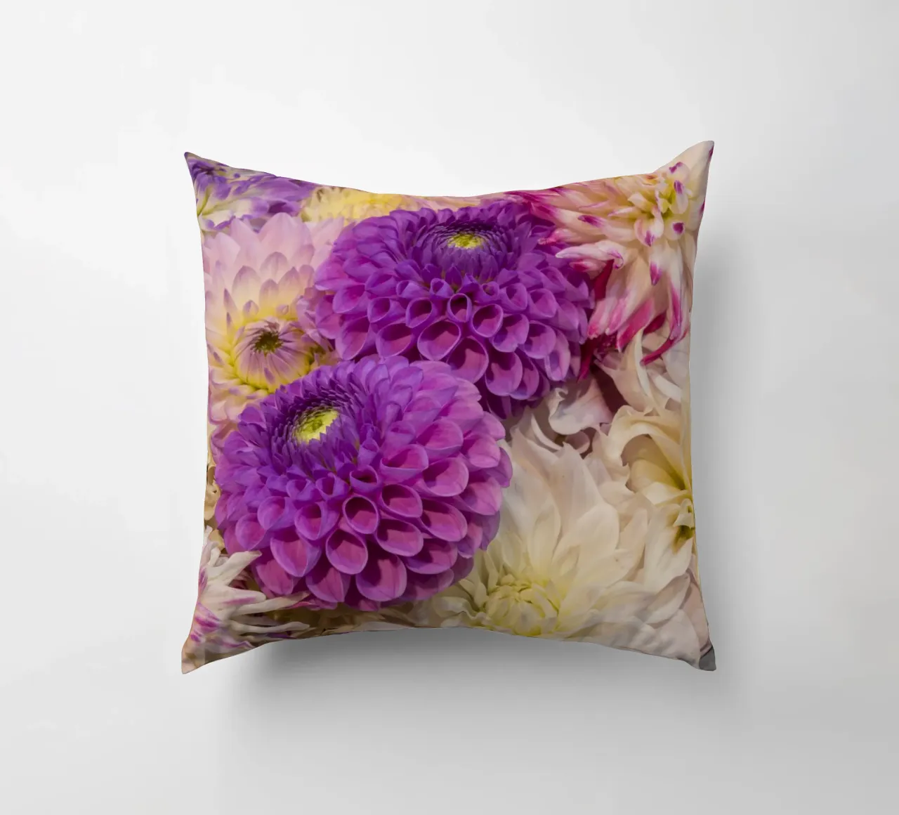 Una danza di dalie: Dalie rosa e viola cuscino da Curious Collections by Marielle Leenders