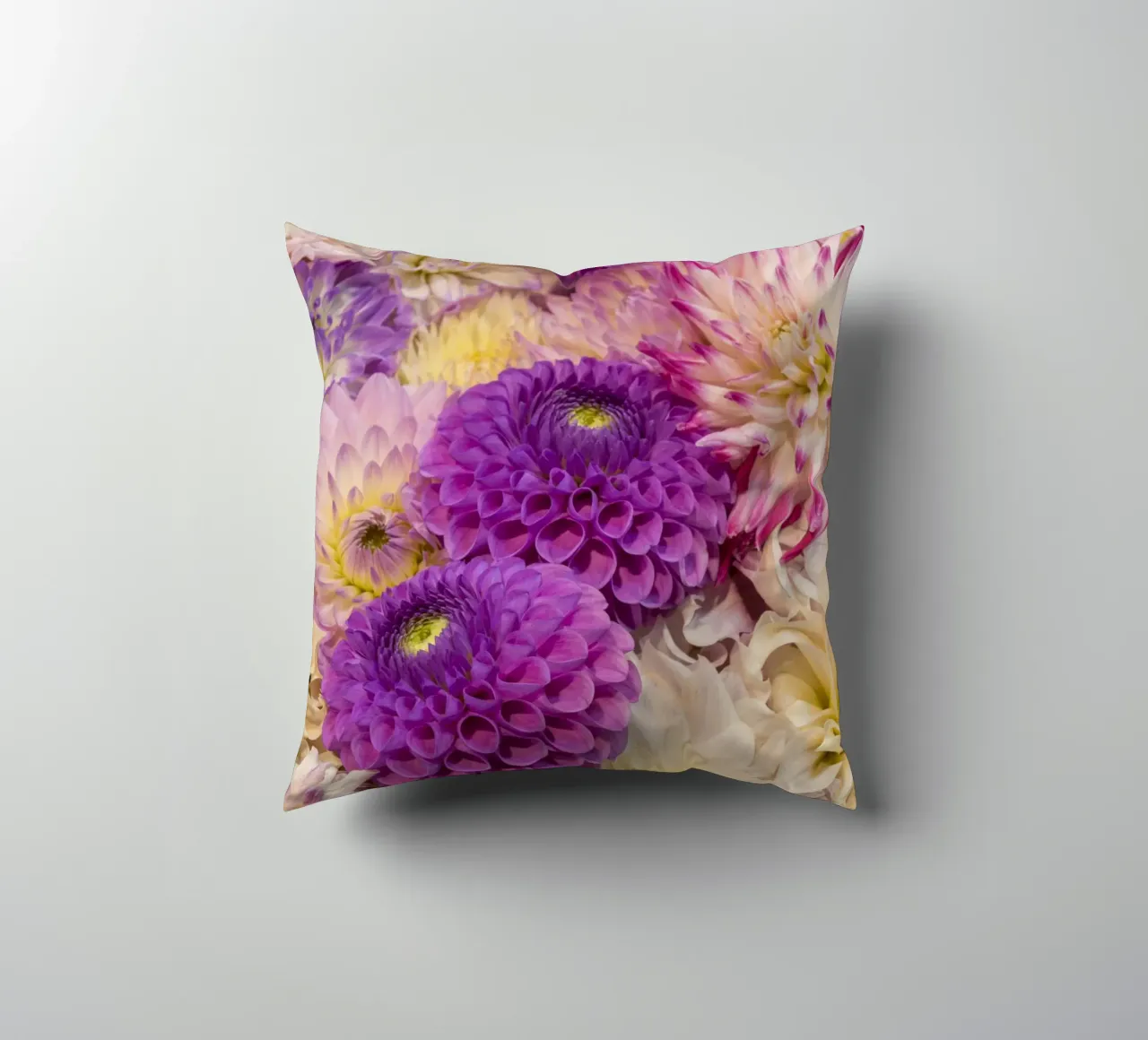 Una danza di dalie: Dalie rosa e viola cuscino da Curious Collections by Marielle Leenders