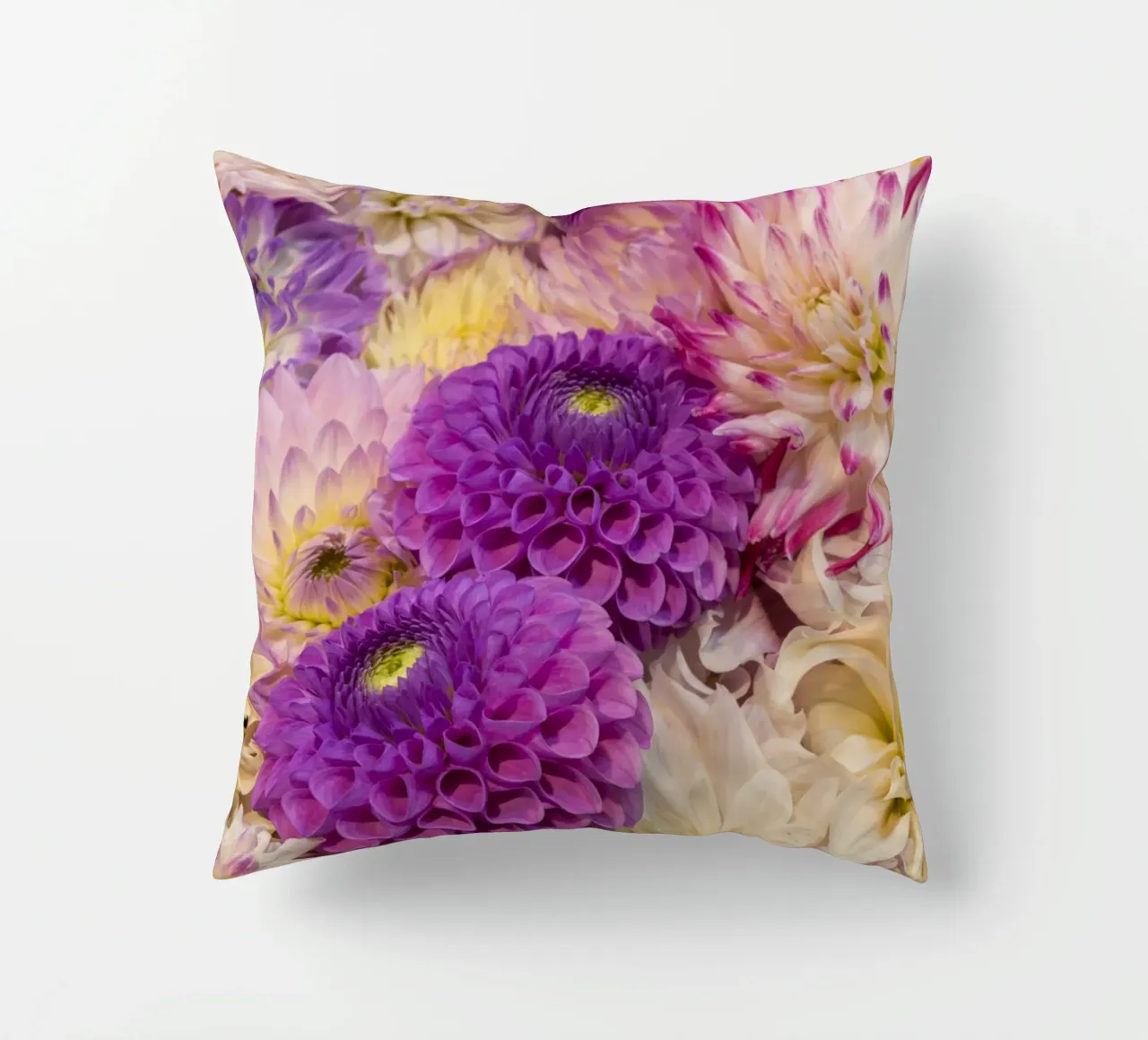 Una danza di dalie: Dalie rosa e viola cuscino da Curious Collections by Marielle Leenders
