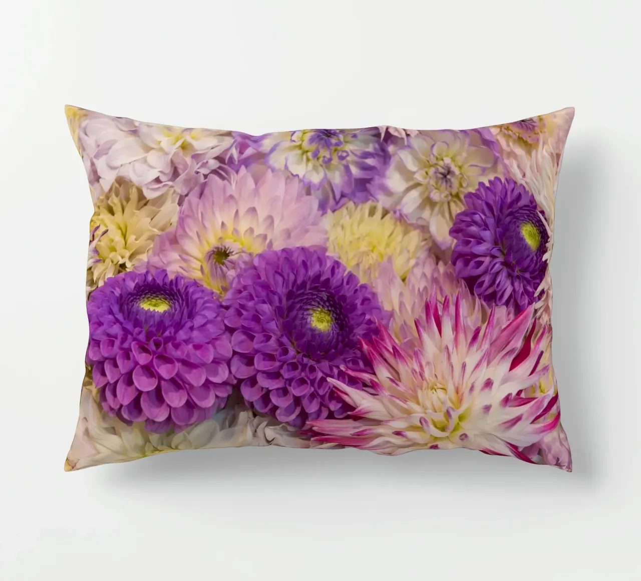 Una danza di dalie: Dalie rosa e viola cuscino da Curious Collections by Marielle Leenders