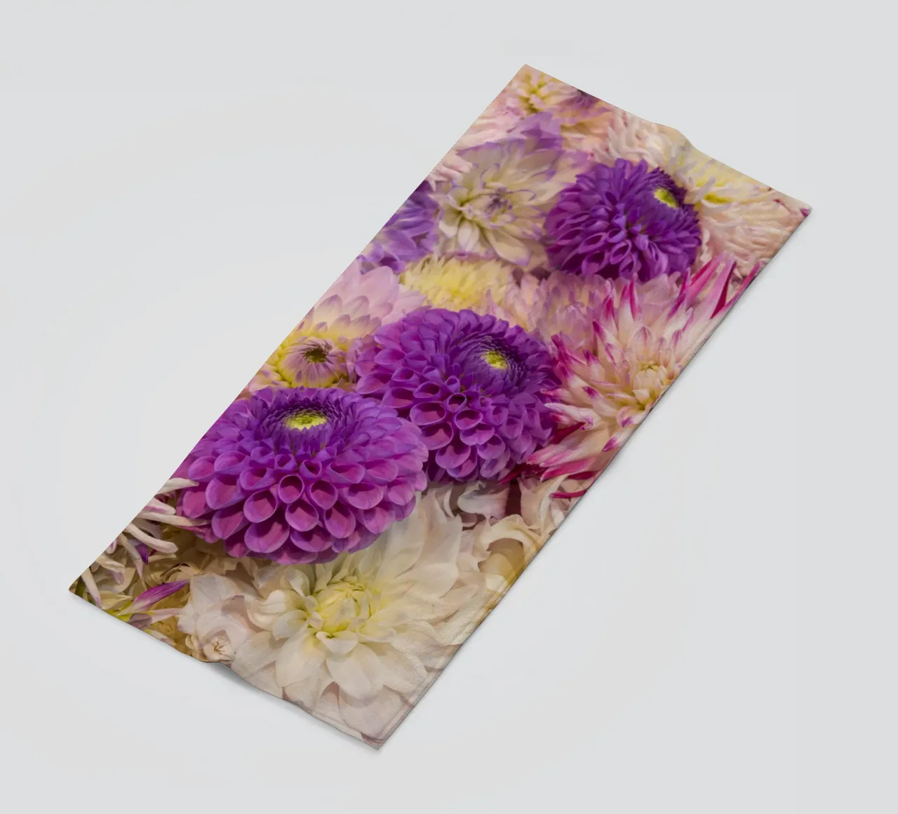 Una danza di dalie: Dalie rosa e viola telo mare da Curious Collections by Marielle Leenders