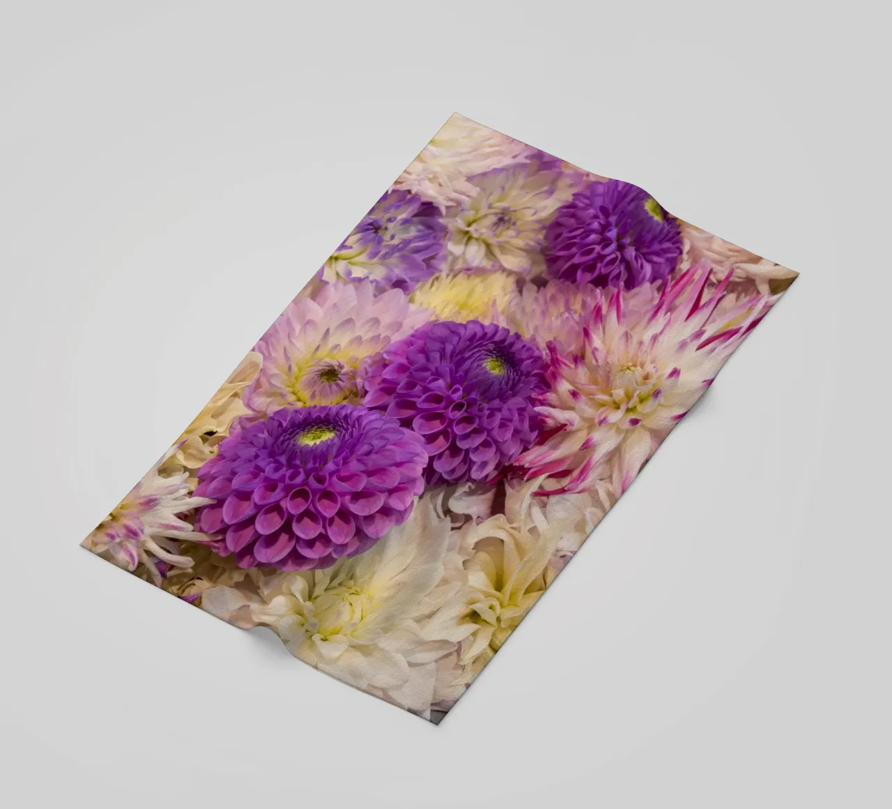 Una danza di dalie: Dalie rosa e viola telo mare da Curious Collections by Marielle Leenders