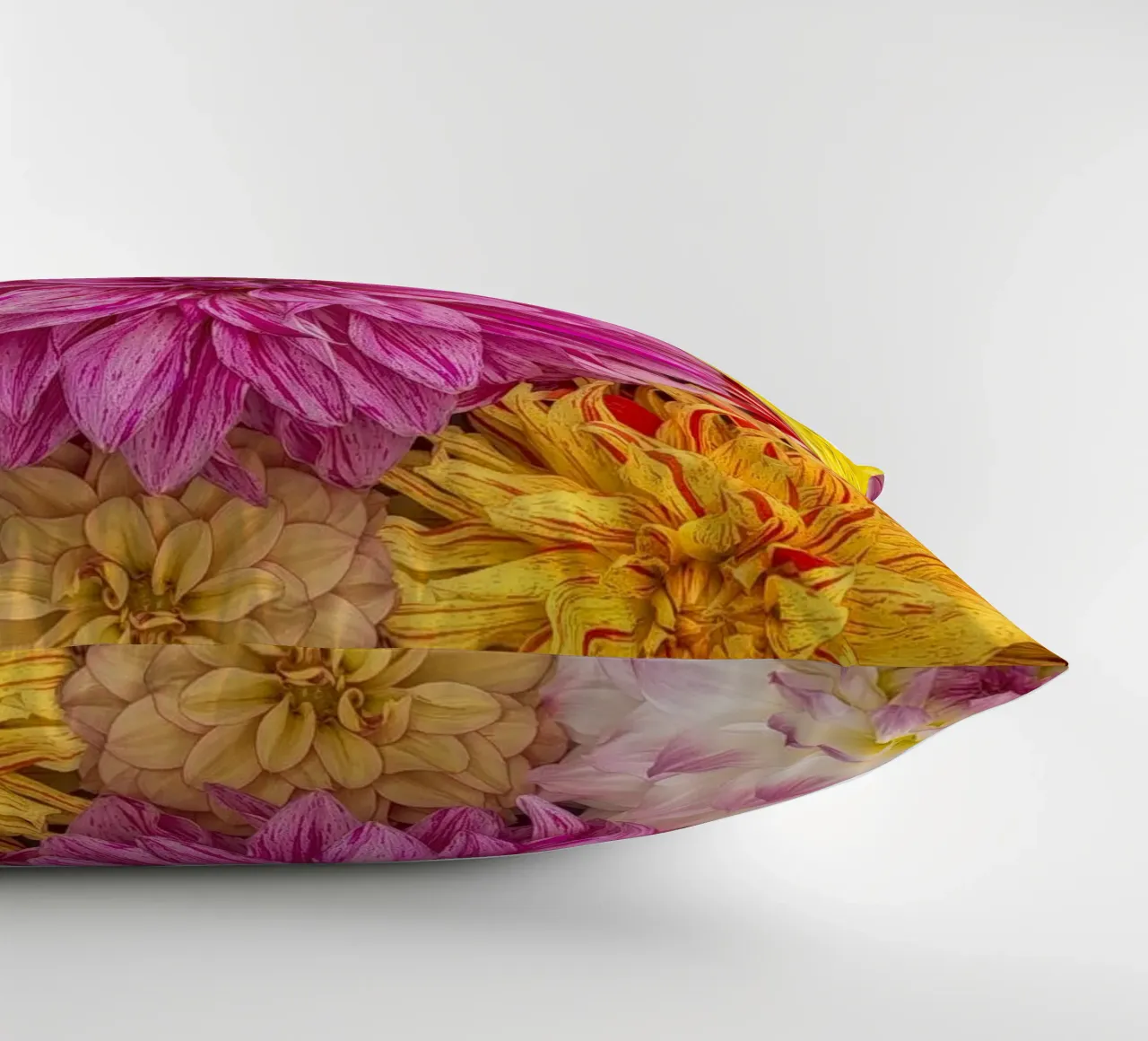 Un caleidoscopio di bellezza: Dalie miste cuscino da Curious Collections by Marielle Leenders