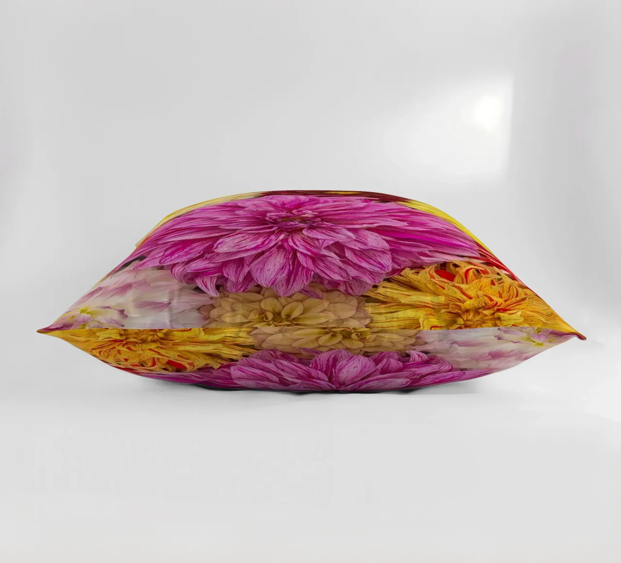 Un caleidoscopio di bellezza: Dalie miste cuscino da Curious Collections by Marielle Leenders