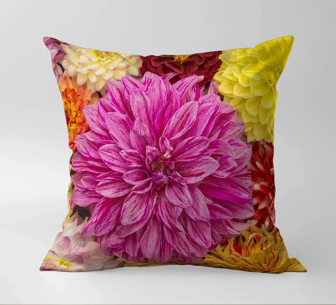 Un caleidoscopio di bellezza: Dalie miste cuscino da Curious Collections by Marielle Leenders