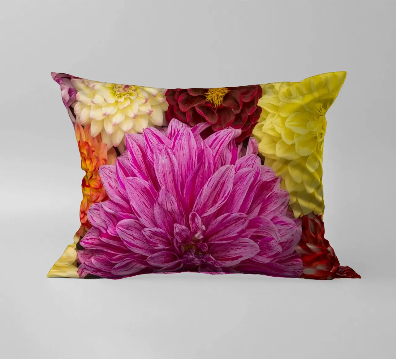 Un caleidoscopio di bellezza: Dalie miste cuscino da Curious Collections by Marielle Leenders