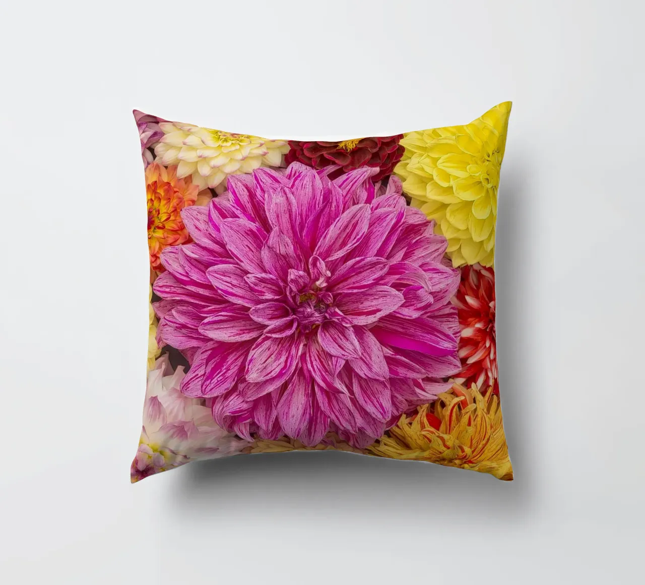 Un caleidoscopio di bellezza: Dalie miste cuscino da Curious Collections by Marielle Leenders