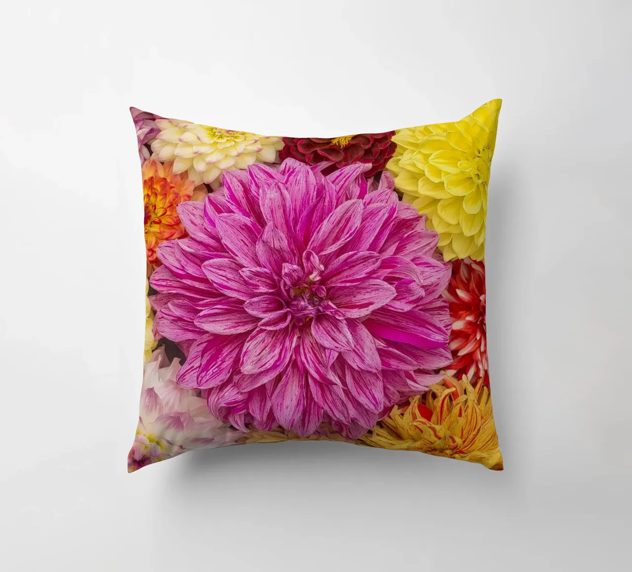 Un caleidoscopio di bellezza: Dalie miste cuscino da Curious Collections by Marielle Leenders