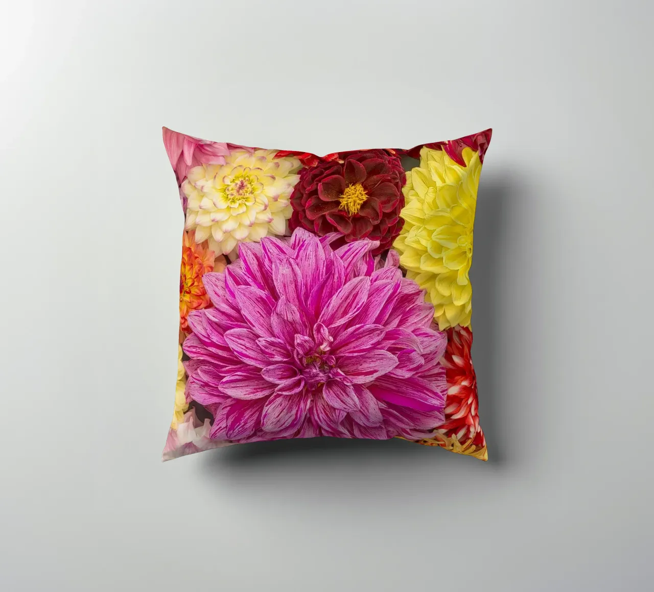 Un caleidoscopio di bellezza: Dalie miste cuscino da Curious Collections by Marielle Leenders