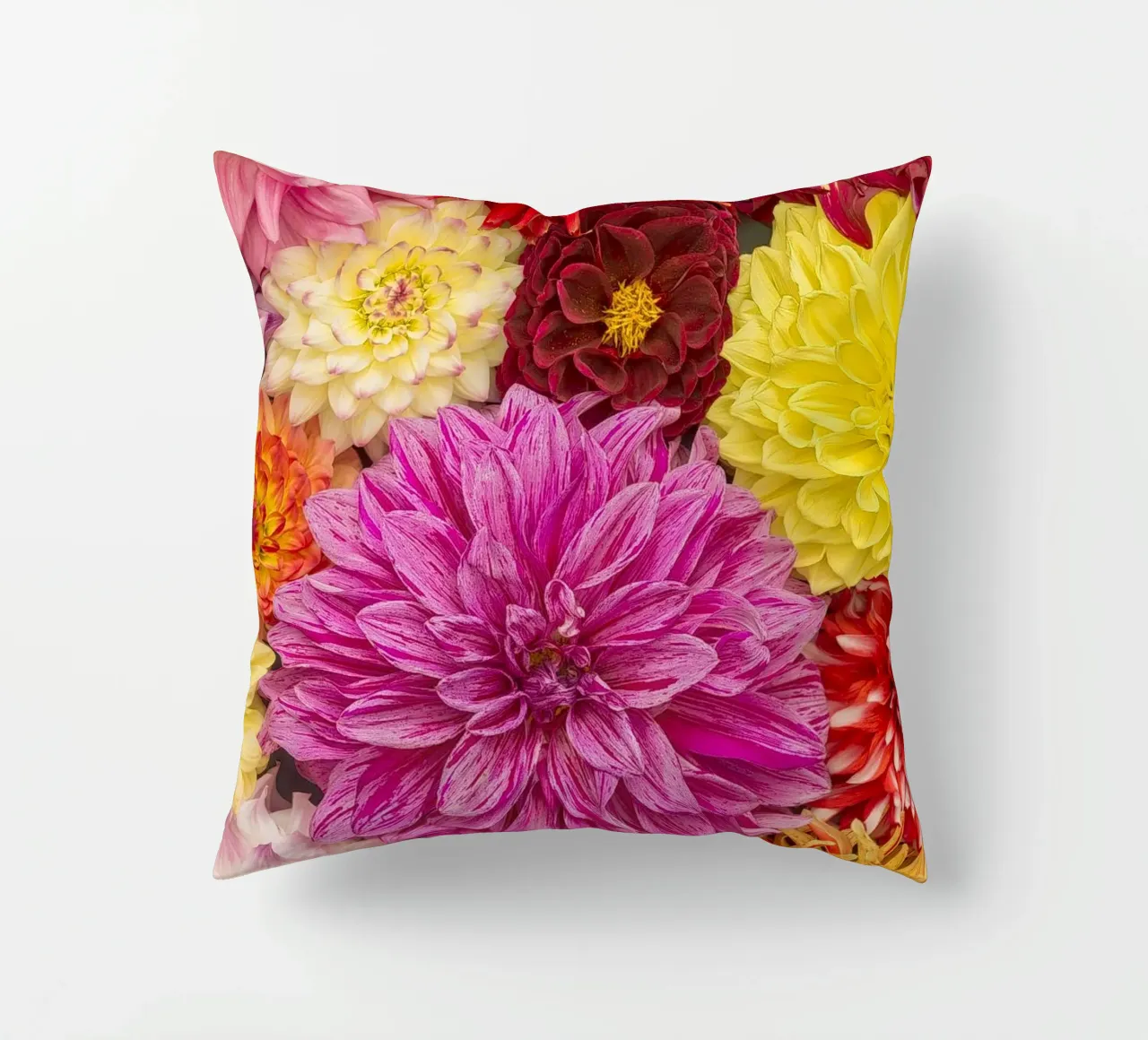 Un caleidoscopio di bellezza: Dalie miste cuscino da Curious Collections by Marielle Leenders