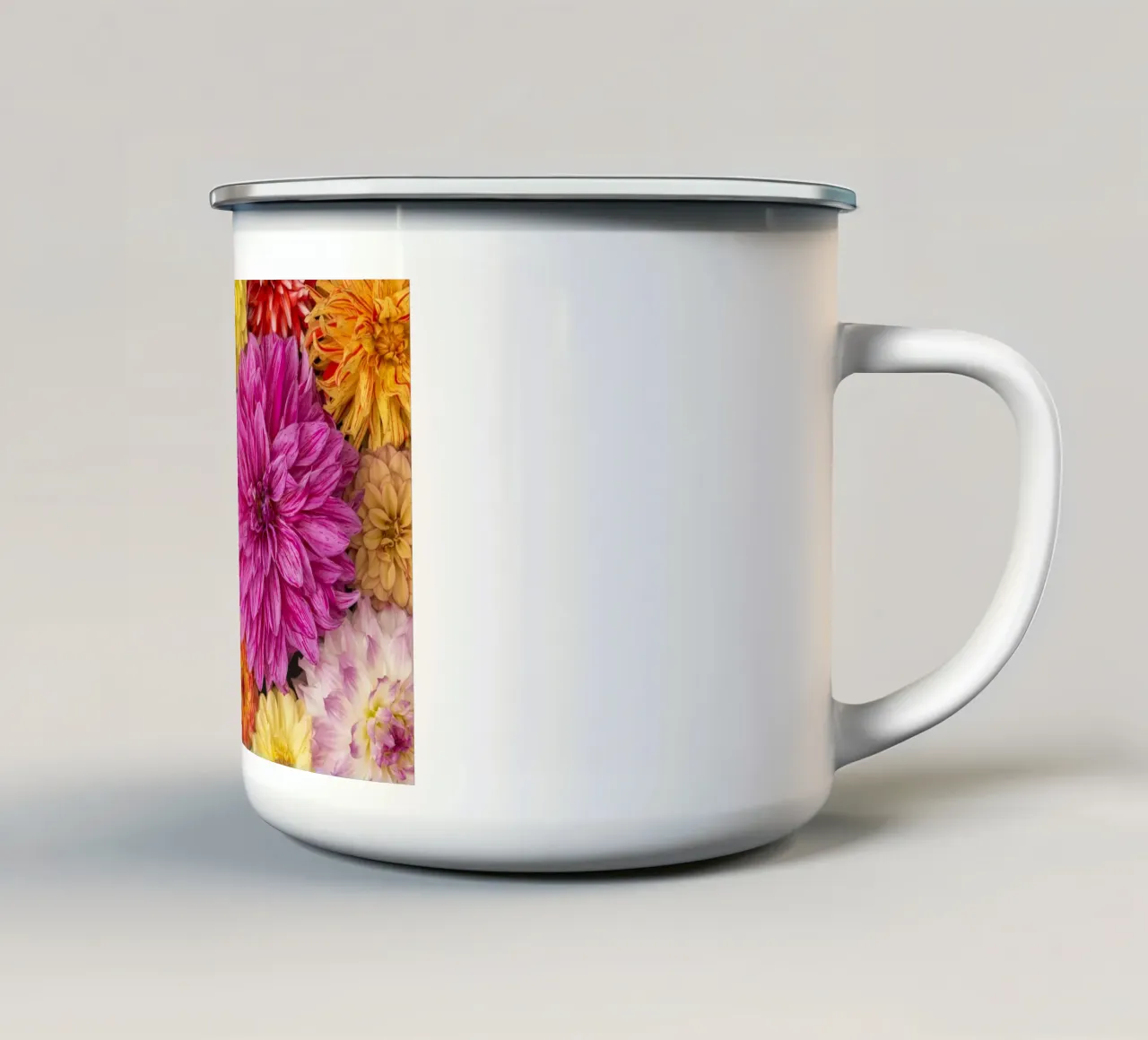Un caleidoscopio di bellezza: Dalie miste tazza in smalto da Curious Collections by Marielle Leenders
