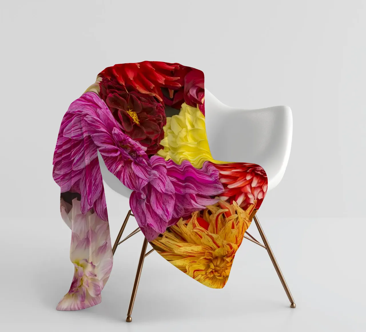 Un caleidoscopio di bellezza: Dalie miste coperta in pile da Curious Collections by Marielle Leenders