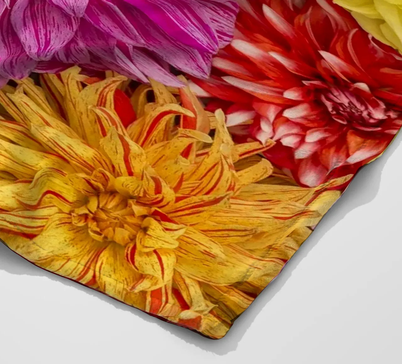 Un caleidoscopio di bellezza: Dalie miste coperta in pile da Curious Collections by Marielle Leenders