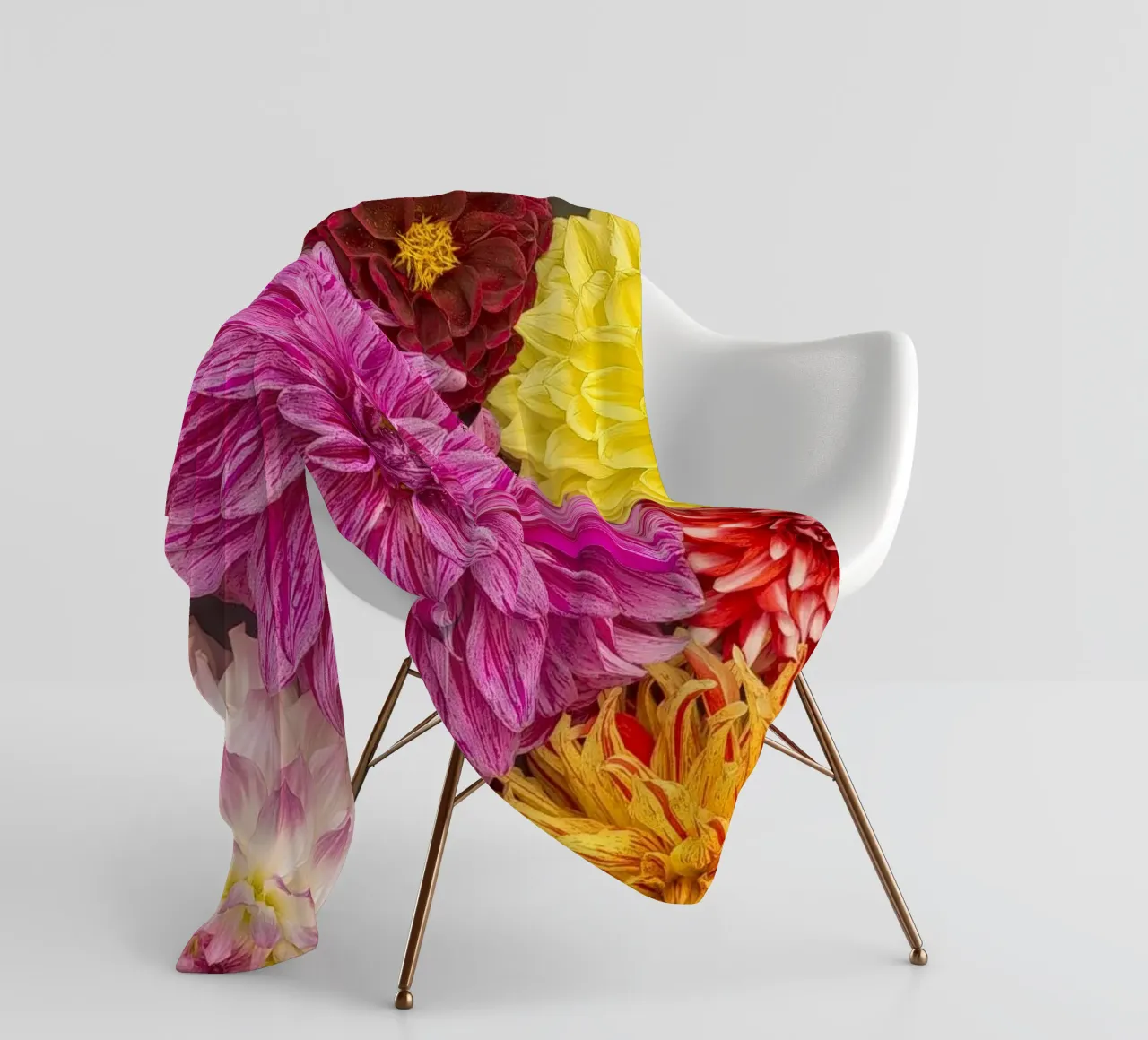 Un caleidoscopio di bellezza: Dalie miste coperta in pile da Curious Collections by Marielle Leenders