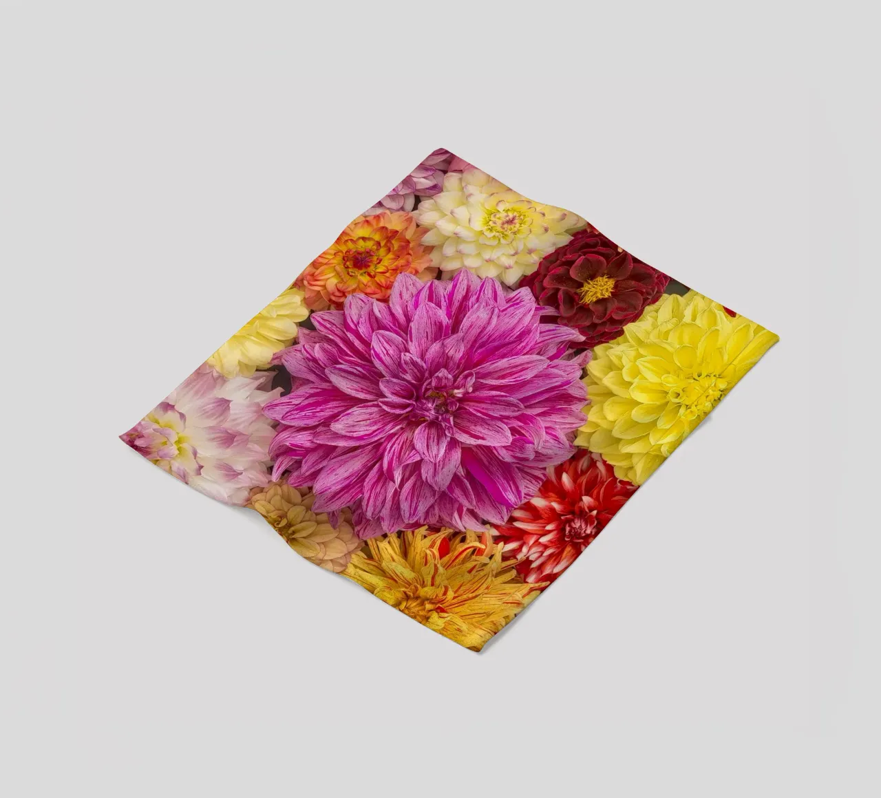 Un caleidoscopio di bellezza: Dalie miste coperta in pile da Curious Collections by Marielle Leenders