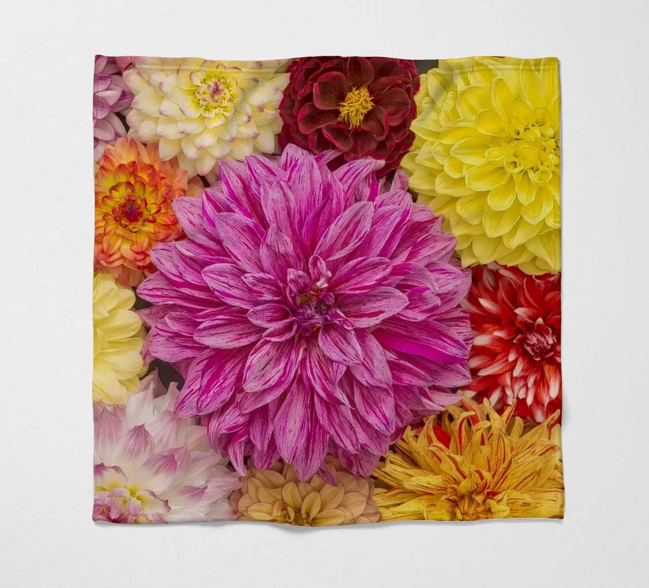 Un caleidoscopio di bellezza: Dalie miste coperta in pile da Curious Collections by Marielle Leenders