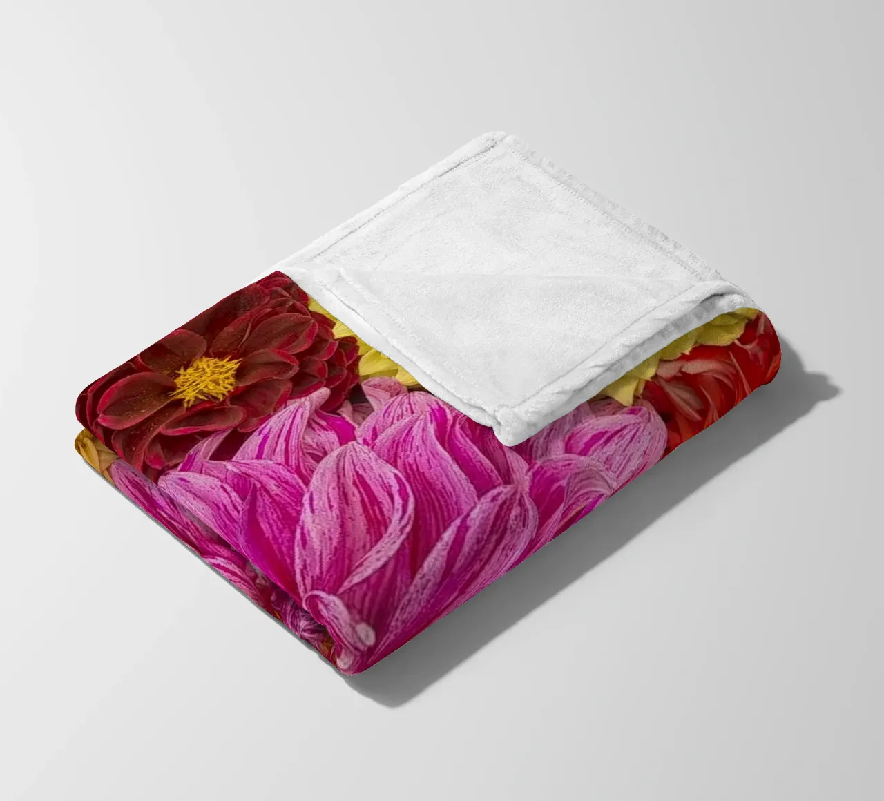 Un caleidoscopio di bellezza: Dalie miste coperta in pile da Curious Collections by Marielle Leenders