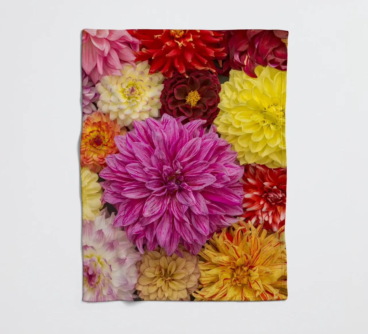 Un caleidoscopio di bellezza: Dalie miste coperta in pile da Curious Collections by Marielle Leenders