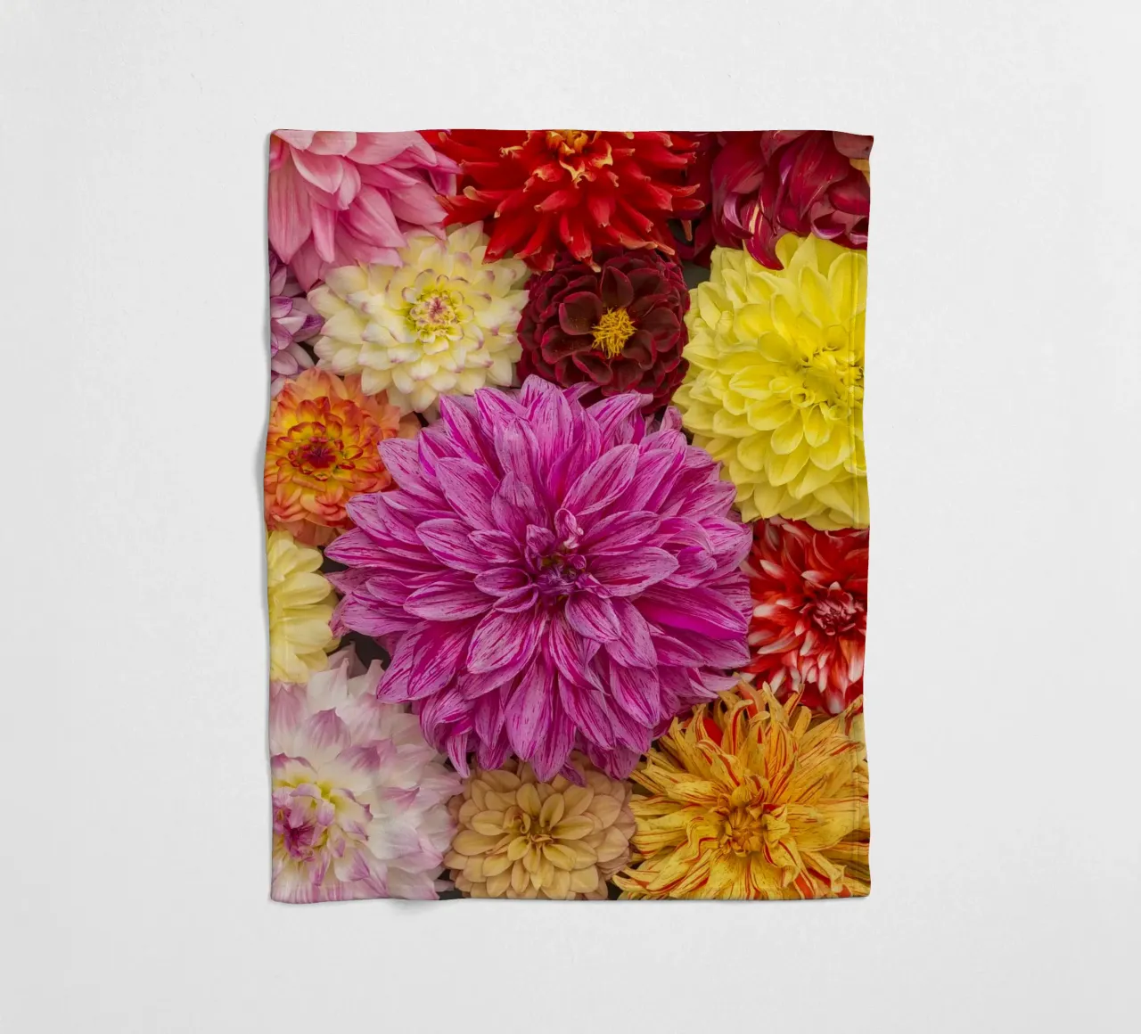 Un caleidoscopio di bellezza: Dalie miste coperta in pile da Curious Collections by Marielle Leenders