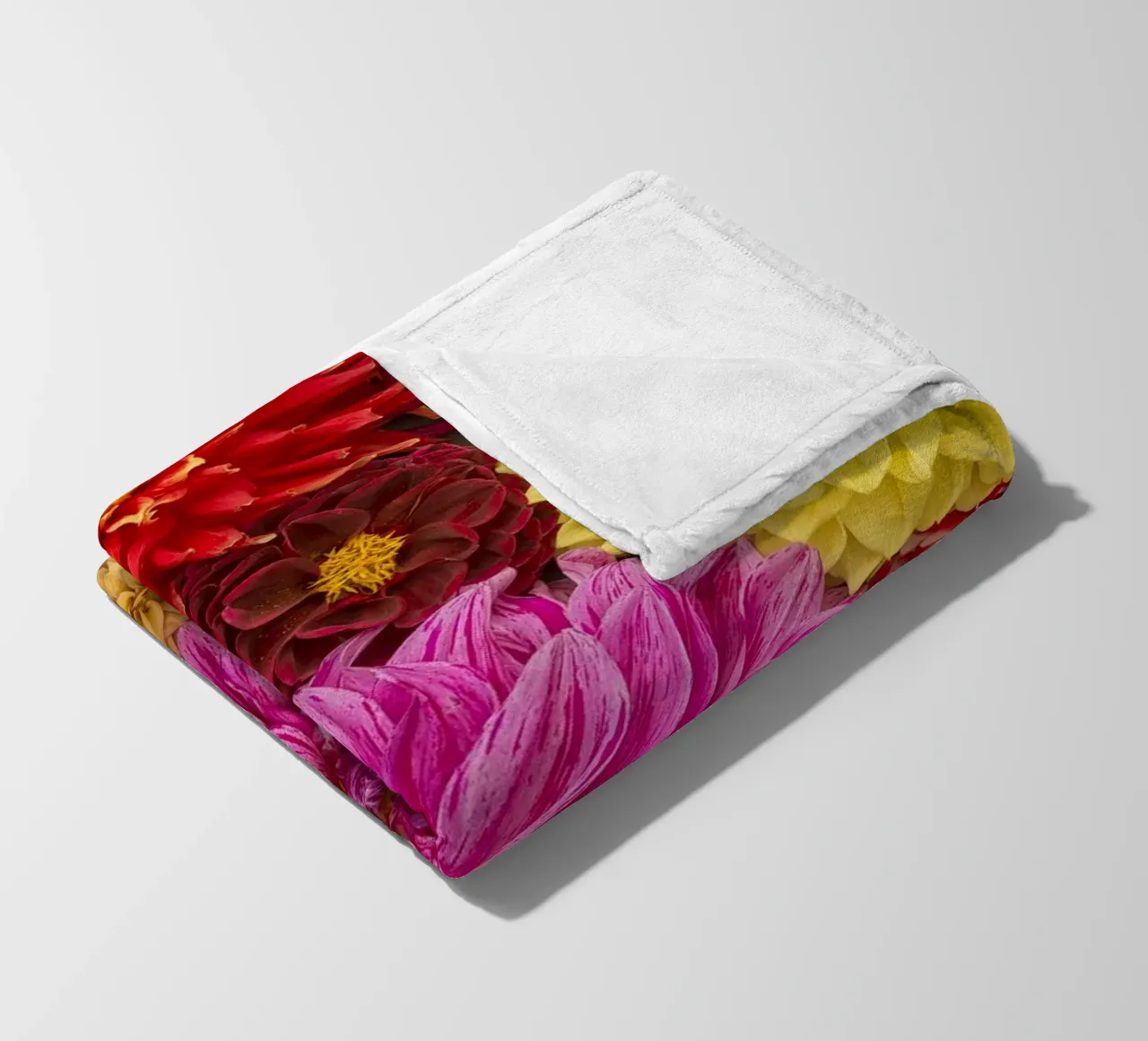 Un caleidoscopio di bellezza: Dalie miste coperta in pile da Curious Collections by Marielle Leenders