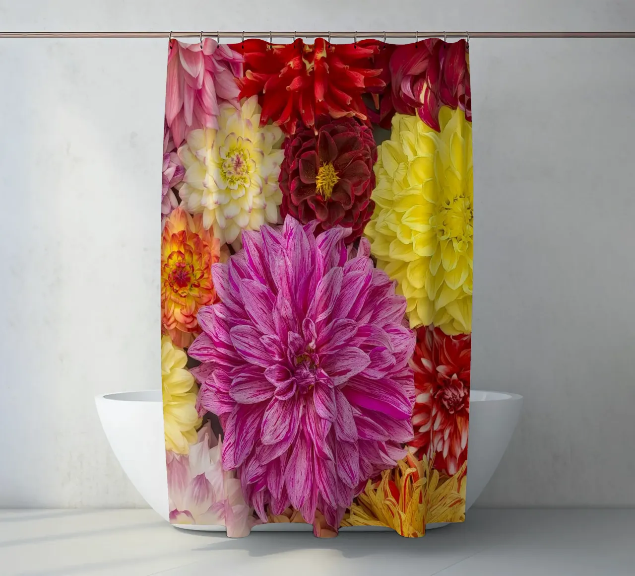 Un caleidoscopio di bellezza: Dalie miste tenda da doccia da Curious Collections by Marielle Leenders