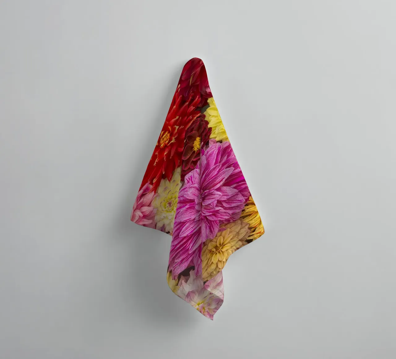 Un caleidoscopio di bellezza: Dalie miste asciugamano da bagno da Curious Collections by Marielle Leenders