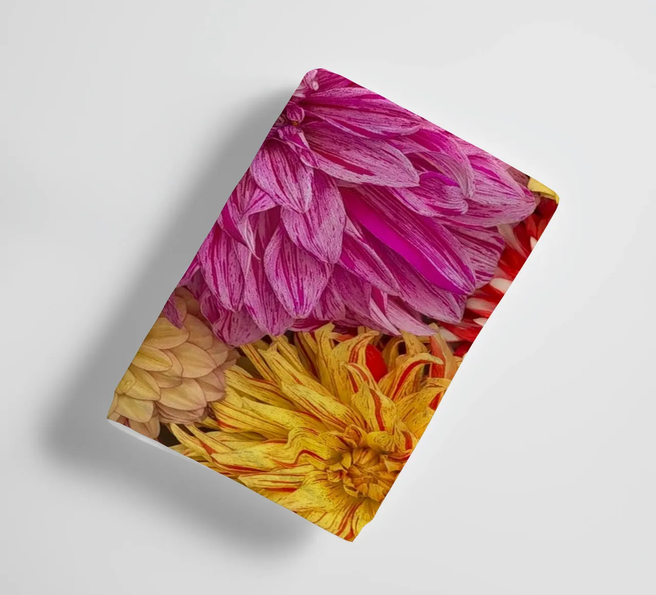 Un caleidoscopio di bellezza: Dalie miste asciugamano da bagno da Curious Collections by Marielle Leenders