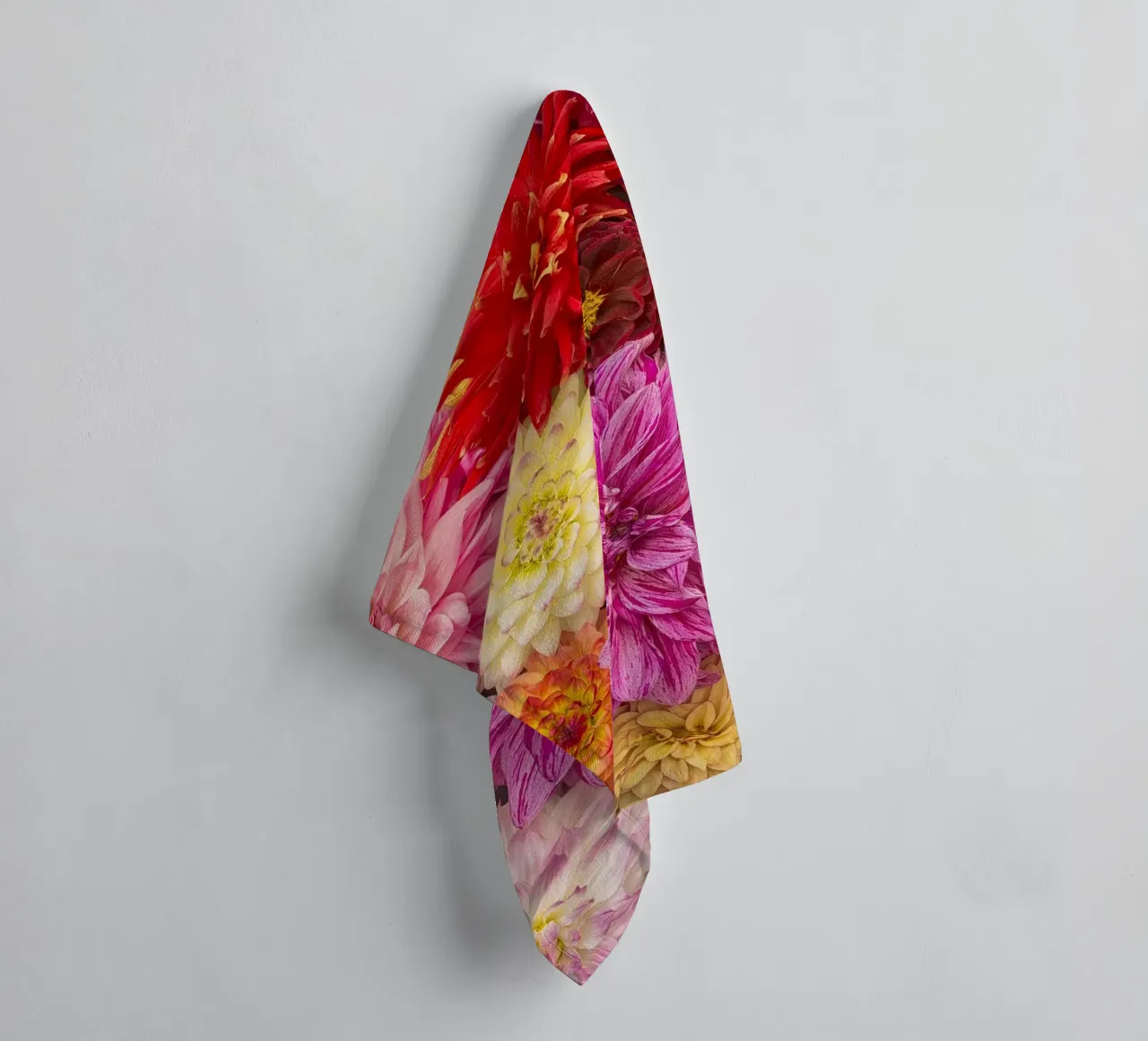 Un caleidoscopio di bellezza: Dalie miste asciugamano da bagno da Curious Collections by Marielle Leenders