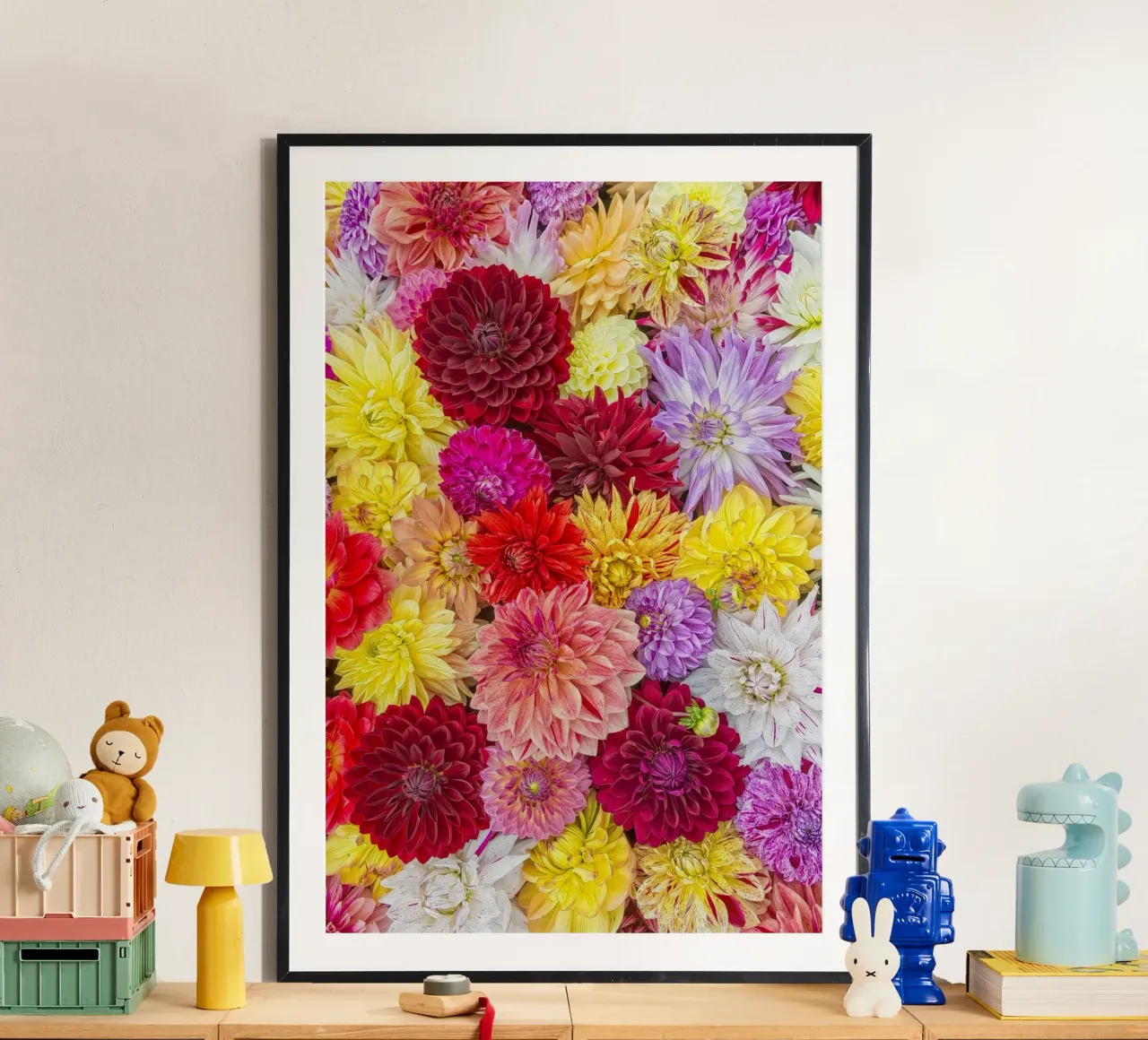 Een Symfonie van Kleur: Levendige Gemengde Dahlia's poster met aluminium frame van Curious Collections by Marielle Leenders