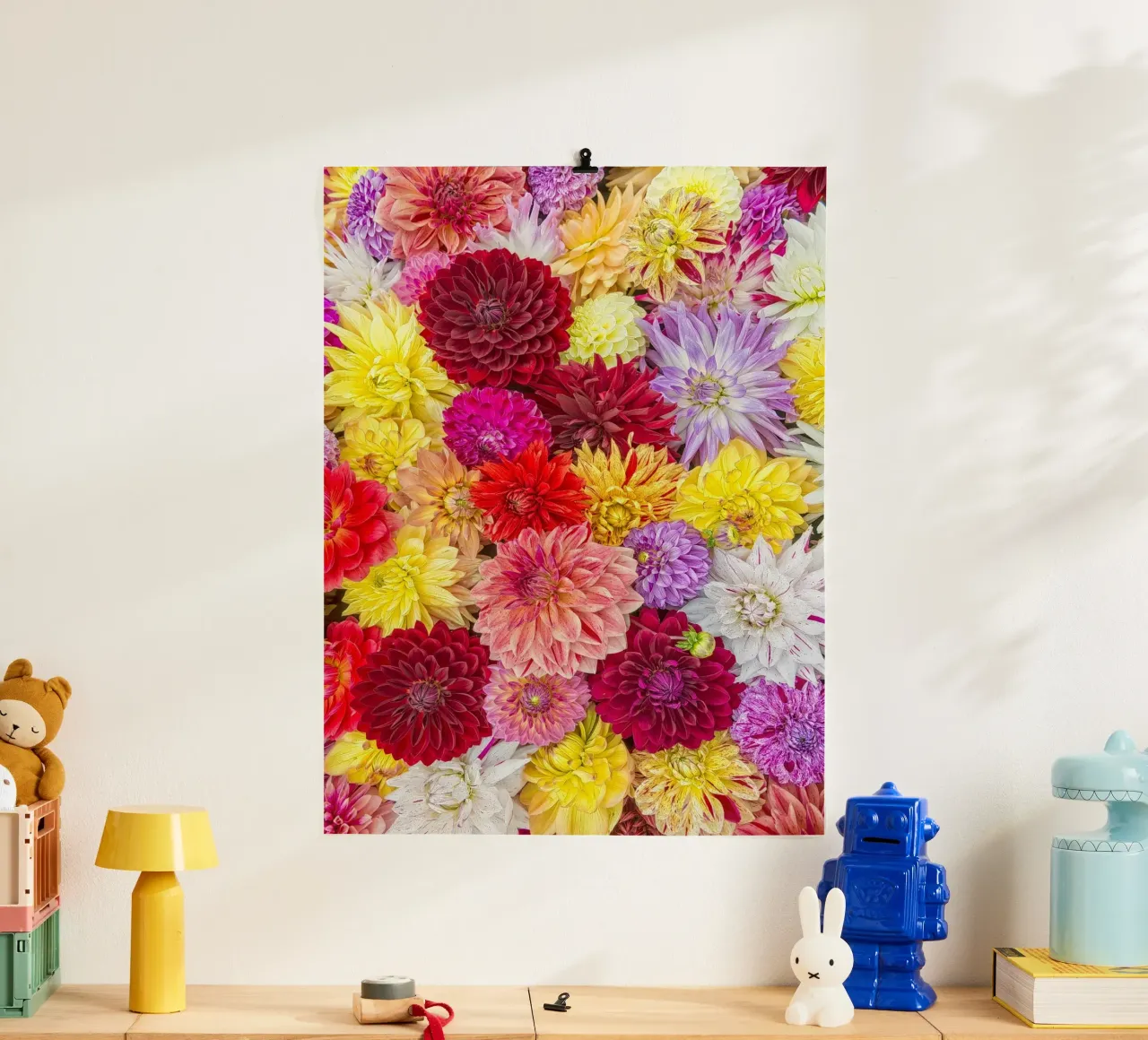Een Symfonie van Kleur: Levendige Gemengde Dahlia's poster met aluminium frame van Curious Collections by Marielle Leenders