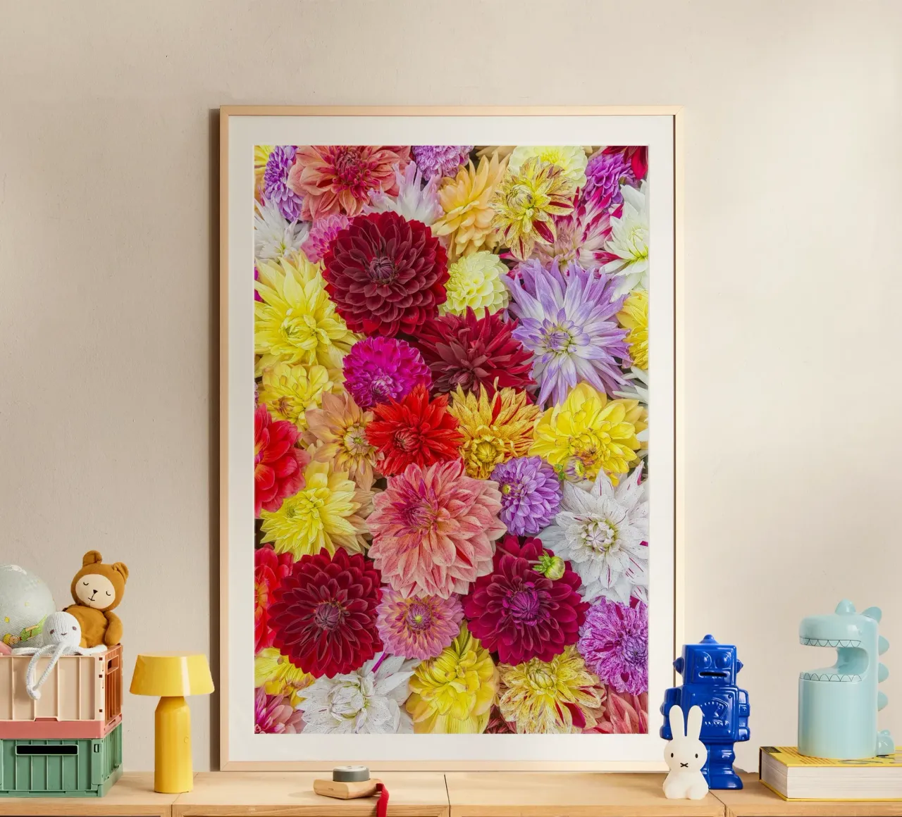 Een Symfonie van Kleur: Levendige Gemengde Dahlia's poster met aluminium frame van Curious Collections by Marielle Leenders
