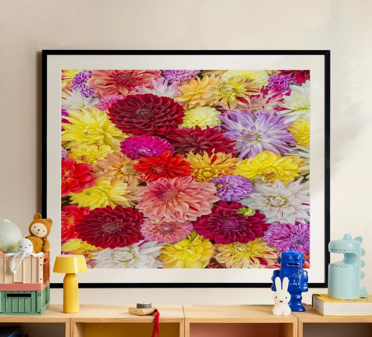 Een Symfonie van Kleur: Levendige Gemengde Dahlia's poster met aluminium frame van Curious Collections by Marielle Leenders