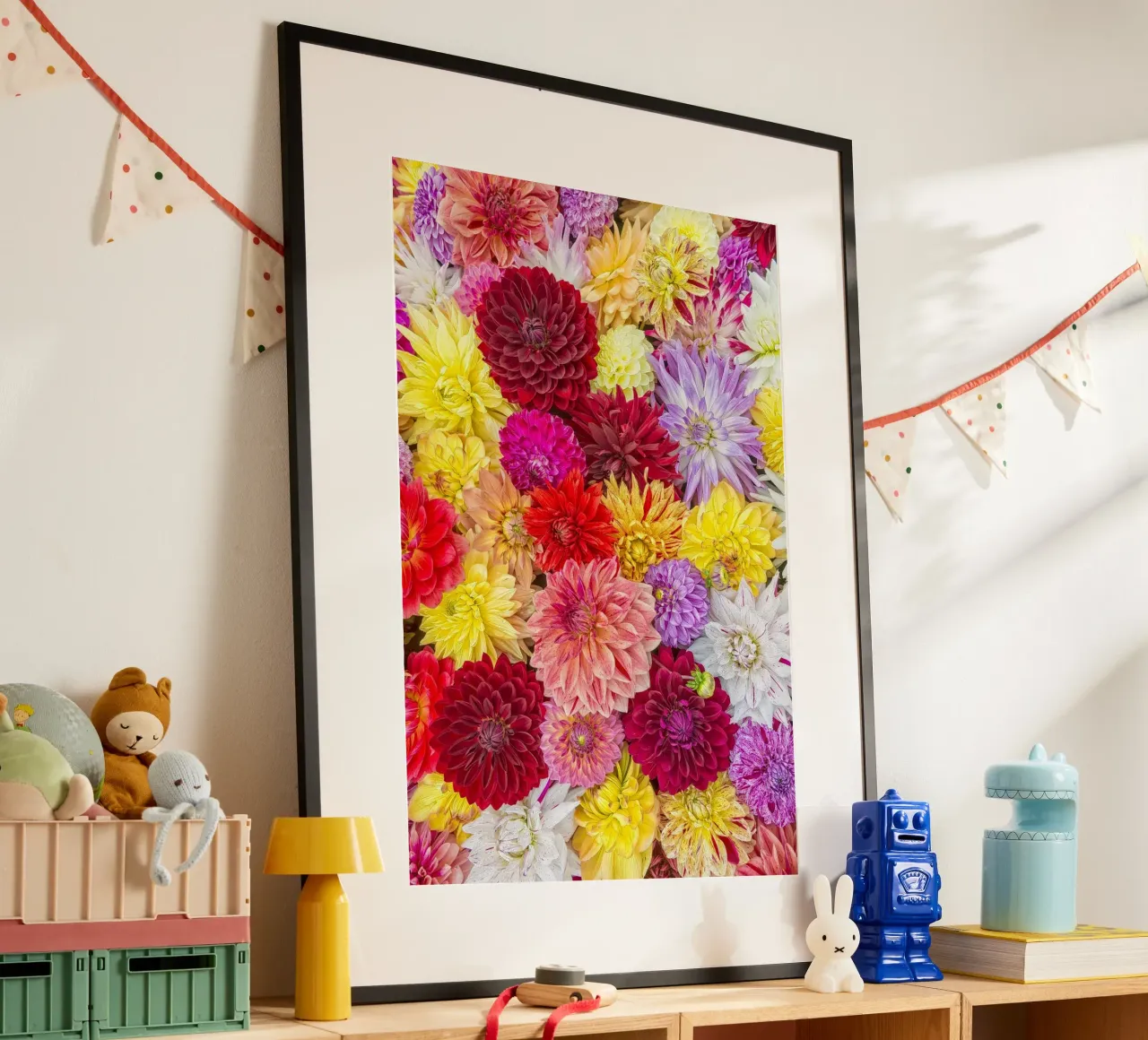 Een Symfonie van Kleur: Levendige Gemengde Dahlia's poster met aluminium frame van Curious Collections by Marielle Leenders