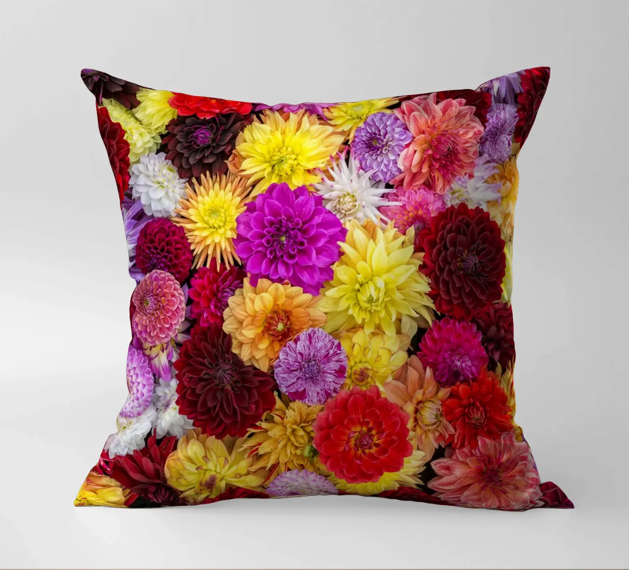 Een levendig tapijt: Gemengde Dahlia's in volle bloei kussen van Curious Collections by Marielle Leenders