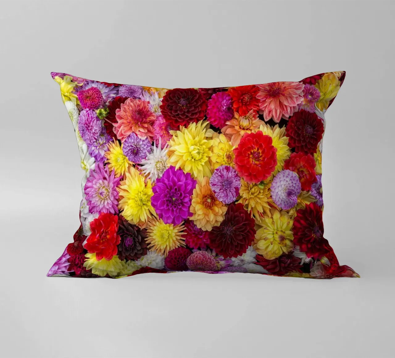 Een levendig tapijt: Gemengde Dahlia's in volle bloei kussen van Curious Collections by Marielle Leenders