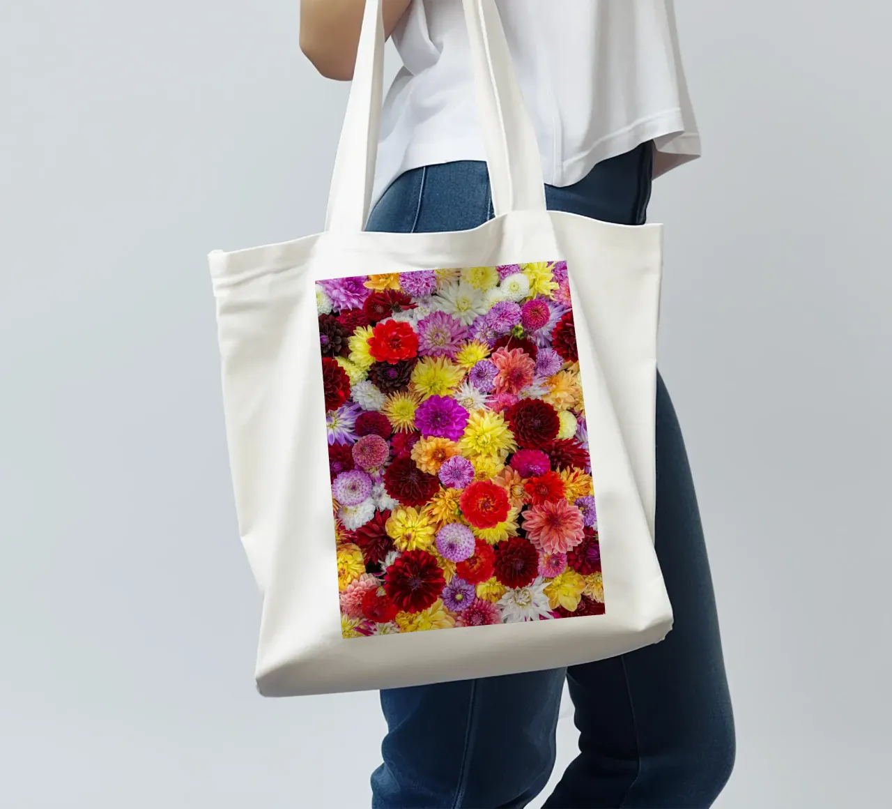 Ein lebendiger Wandteppich: Gemischte Dahlien in voller Blüte Jutebeutel von Curious Collections by Marielle Leenders